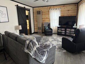 TV - Cozy 2-Bedroom Cabin Across from the Beautiful Lindquist Lake (Dunbar)