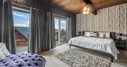 Great location! Half mile to lifts. Quirky historic condo with mountain views