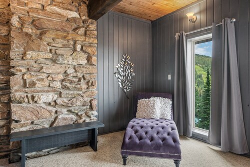 Great location! Half mile to Schweitzer lifts. Mountain views