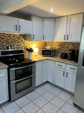 Geladeira, micro-ondas, fogão, cooktop