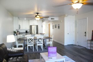 Villa, 3 chambres | Cuisine privée | Réfrigérateur, four à micro-ondes, un four, surface de cuisson