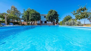 A clear blue swimming pool with lounge chairs and trees around. - Casa Rural Huertas del Rio Archidona by Ruralidays (Málaga)