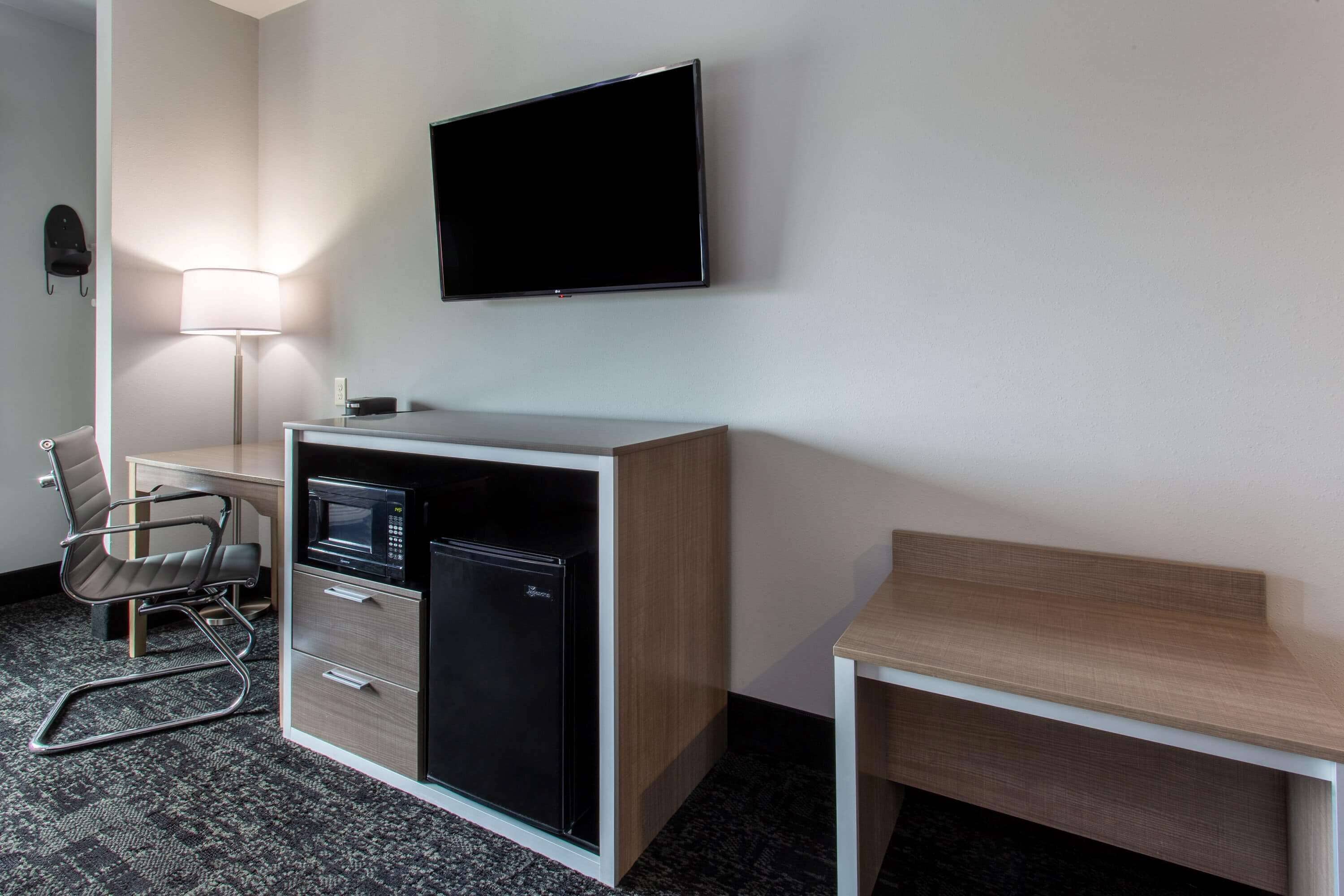 premium bedding, pillow-top beds, in-room safe, blackout curtains