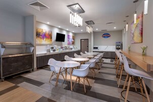 Café da manhã completo grátis todos os dias