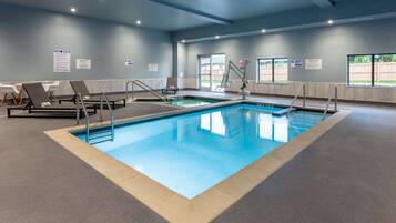 Indendørs pool, åben fra kl. 07.00 til kl. 23.00, liggestole