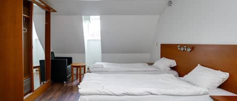 Egyptian cotton sheets, premium bedding, in-room safe, desk