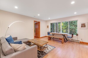 Books, offices - Modern, dog-friendly cabin with fast WiFi, washer/dryer, deck & forest views (Eastsound)