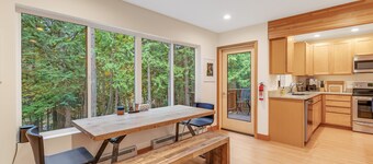Modern, dog-friendly cabin with fast WiFi, washer/dryer, deck & forest views