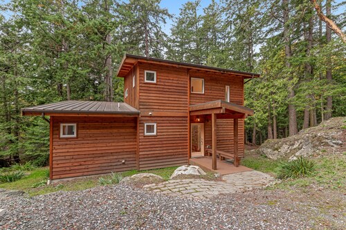 Modern, dog-friendly cabin with fast WiFi, washer/dryer, deck & forest views