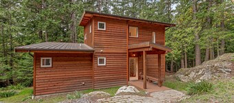 Modern, dog-friendly cabin with fast WiFi, washer/dryer, deck & forest views
