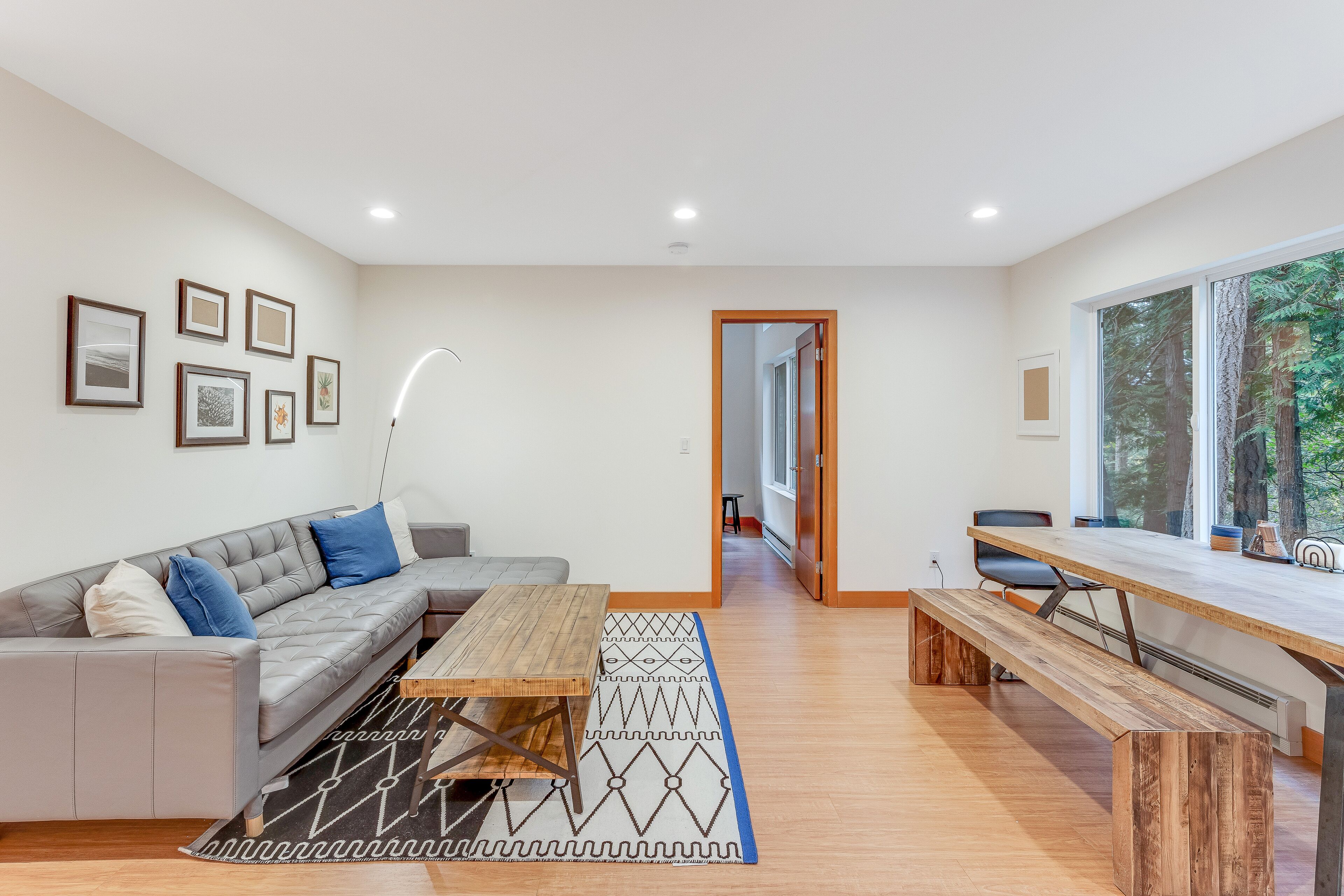 Modern, dog-friendly cabin with fast WiFi, washer/dryer, deck & forest views