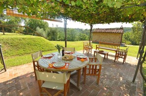 Outdoor dining - Villa Aderente - Cosy country house with private pool (San Martino In Colle, Capannori)