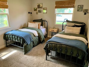 3 bedrooms, desk, iron/ironing board, free WiFi - Peaceful park-like Getaway (Richland)
