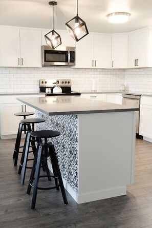 Fridge, microwave, oven, stovetop - Peaceful park-like Getaway (Richland)