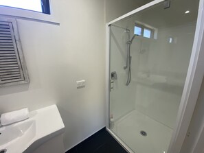 Star Cottage - Alpha | Bathroom | Shower, rainfall showerhead, free toiletries, towels - Star Cottage (Lake Tekapo)