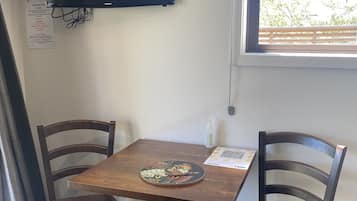 Cottage (Alpha) | Khu vực ăn uống tại phòng