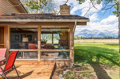 Amazing townhouse next to golf course with deck