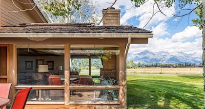 Amazing townhouse next to golf course with deck