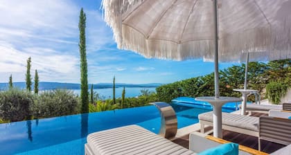 Villa with swimming pool and jacuzzi