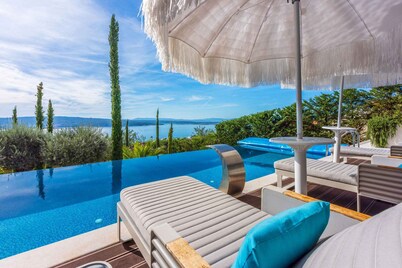 Villa with swimming pool and jacuzzi