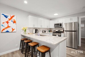 Frigorífico, microondas, horno y placa de cocina