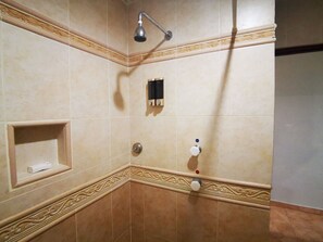 Superior Studio | Bathroom | Shower, towels, soap, shampoo - Lovely Beachfront Estudio in Hotel Zone (Cancun)