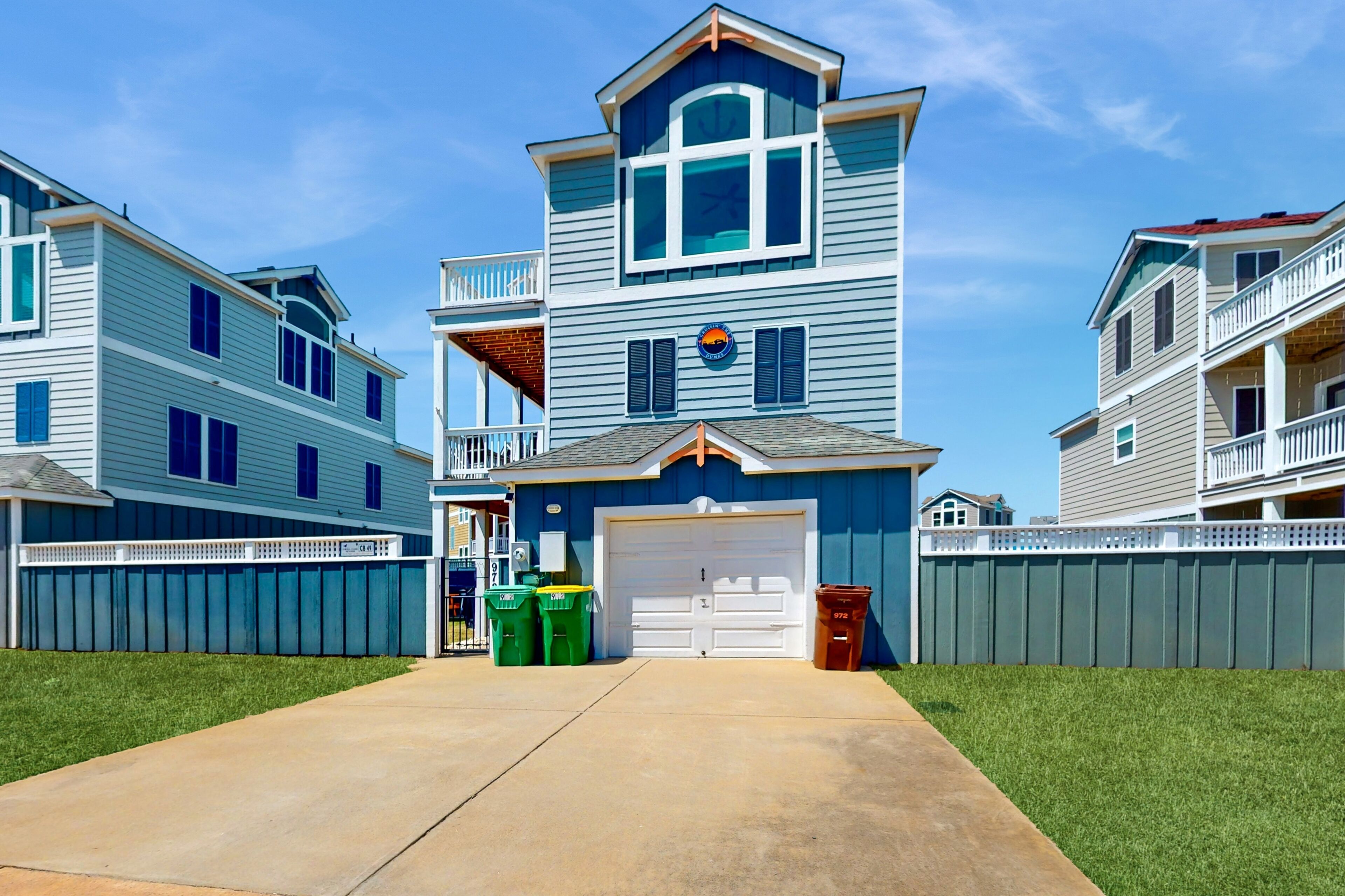 Oceanside in Corolla with hot tub, bikes & rec room with pool table