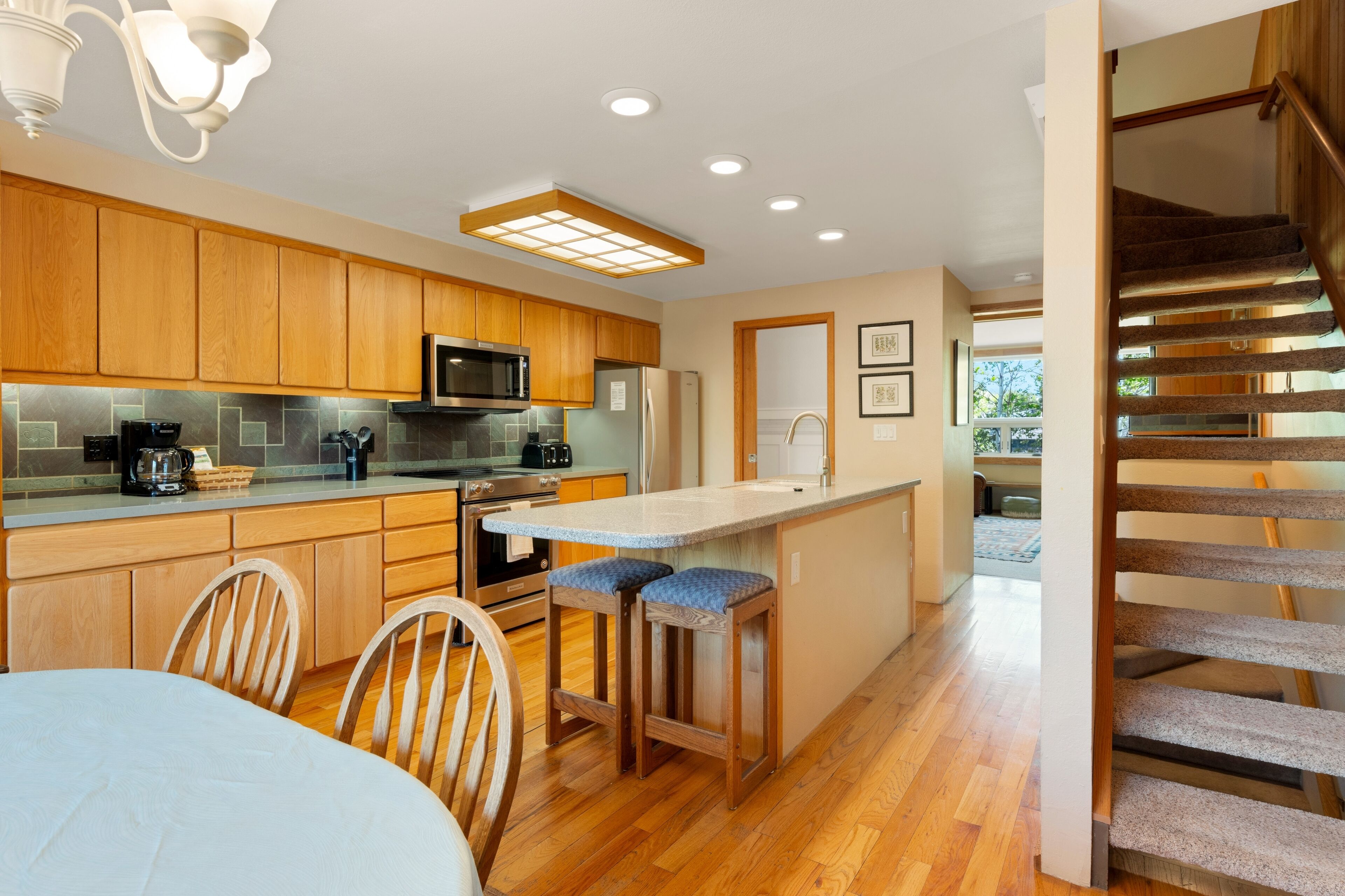 Kylskåp, mikrovågsugn, ugn och spishäll