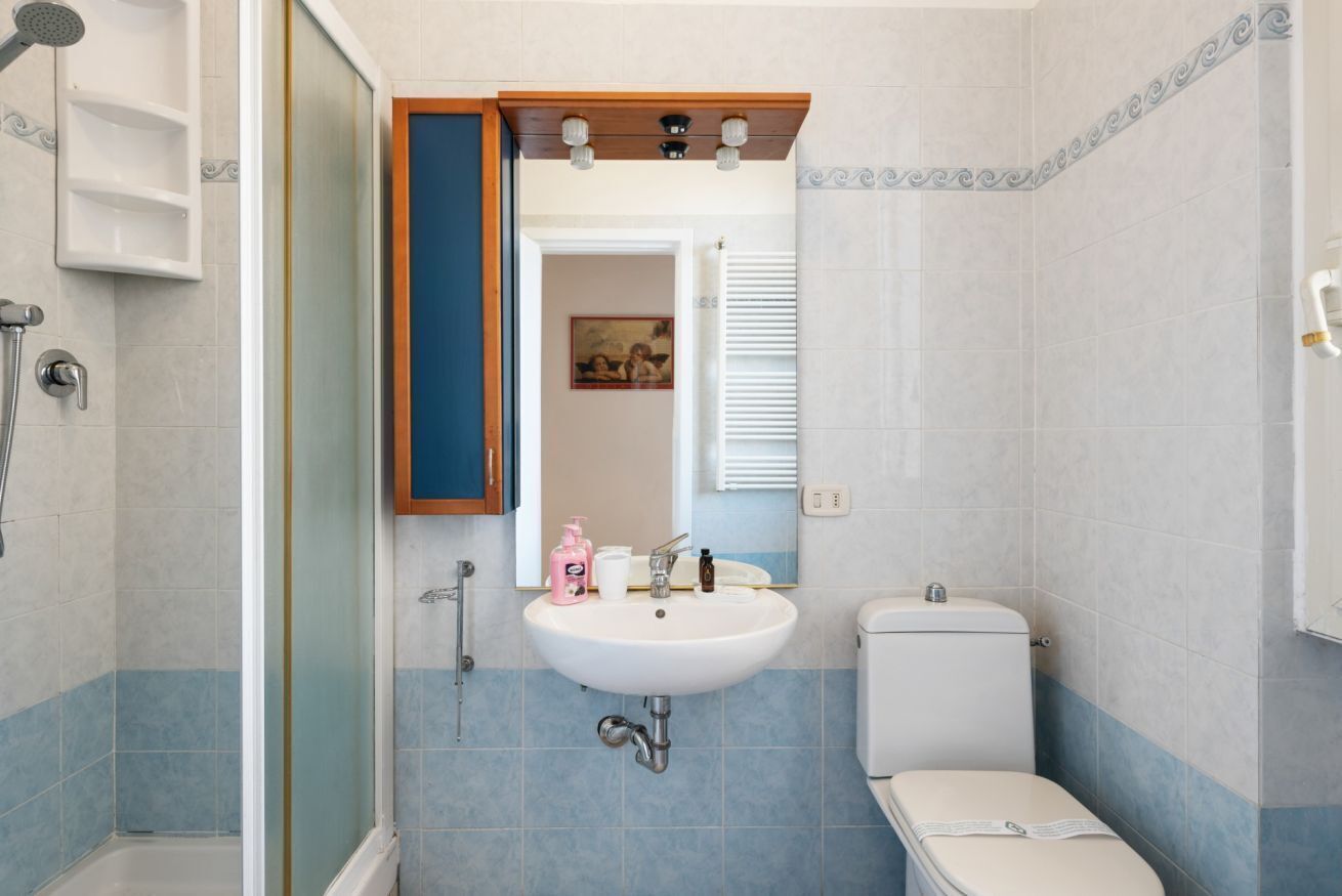 Douche, sèche-cheveux, bidet