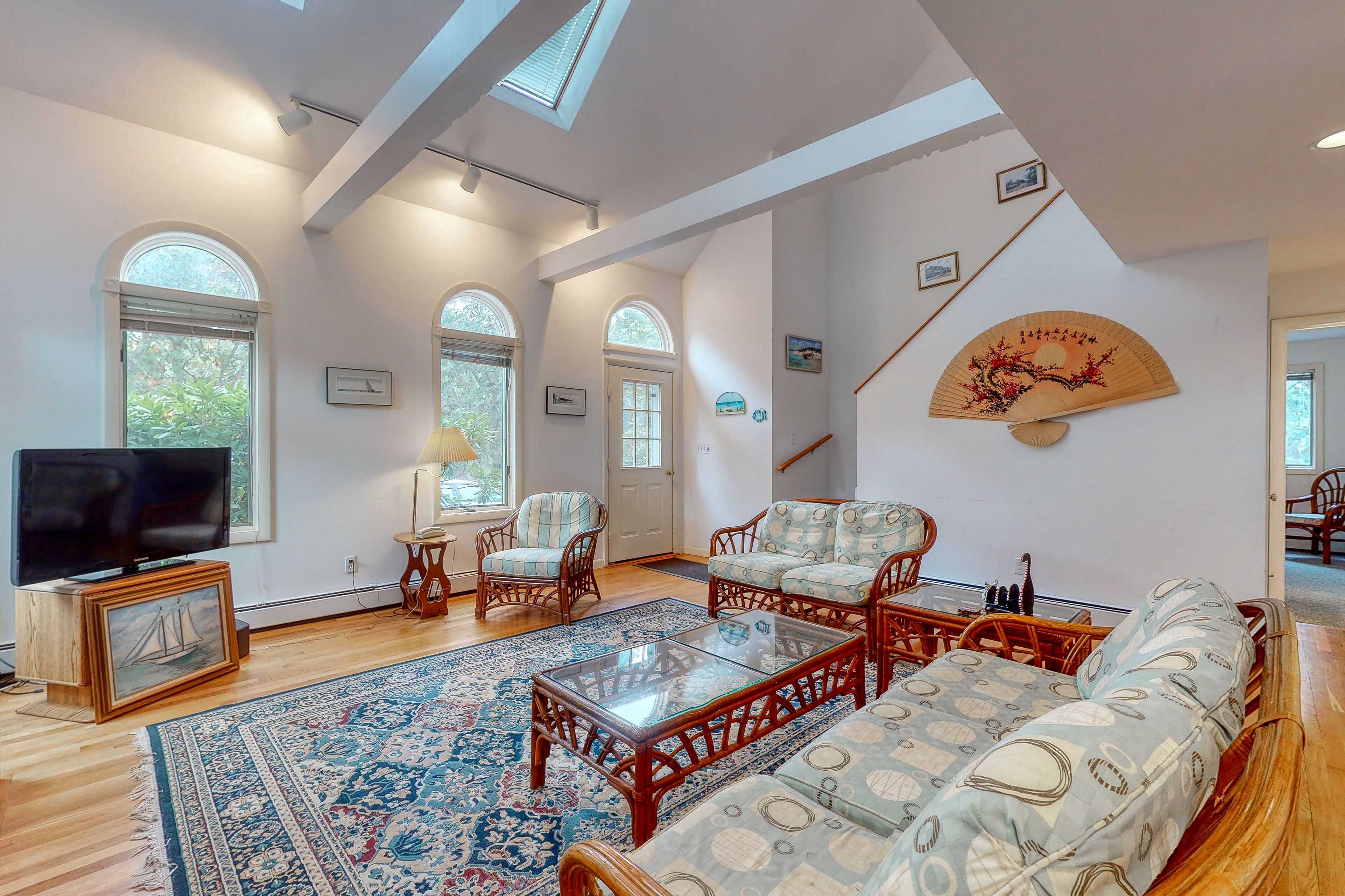 Gorgeous two-level home w/free WiFi, washer/dryer, full kitchen - near beaches!