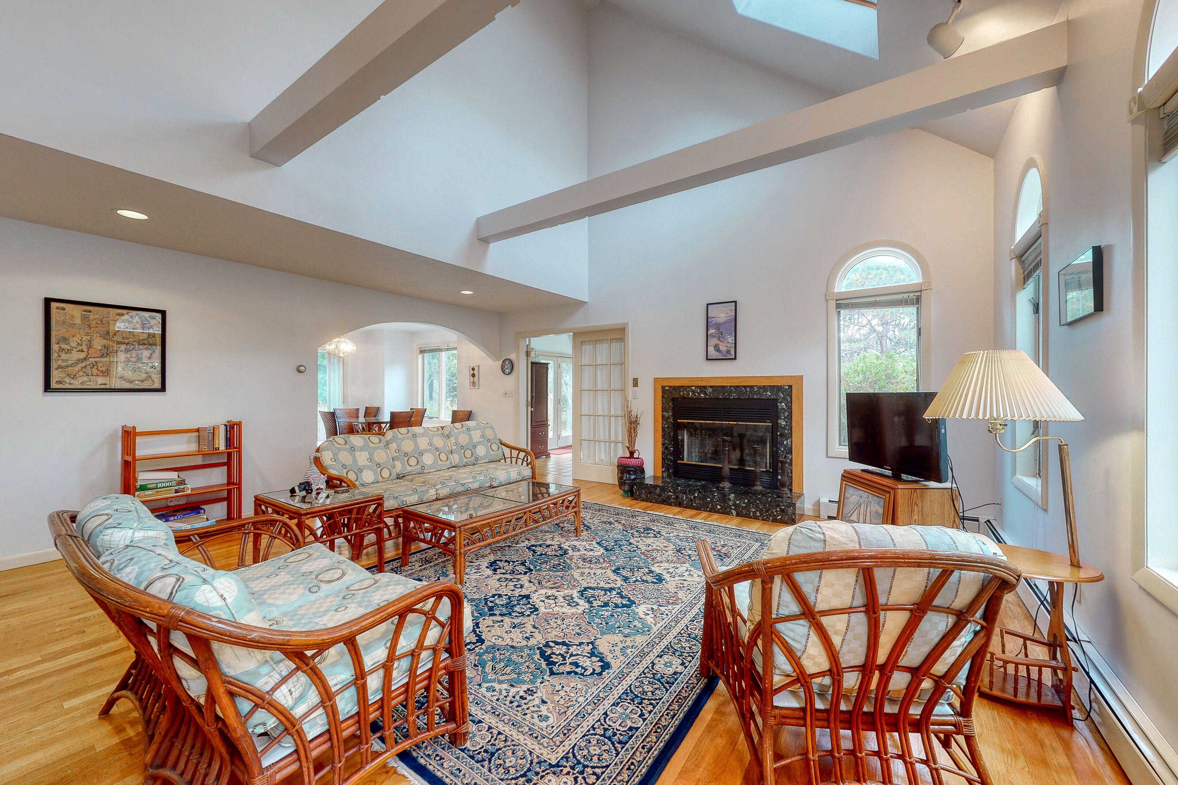 Gorgeous two-level home w/free WiFi, washer/dryer, full kitchen - near beaches!