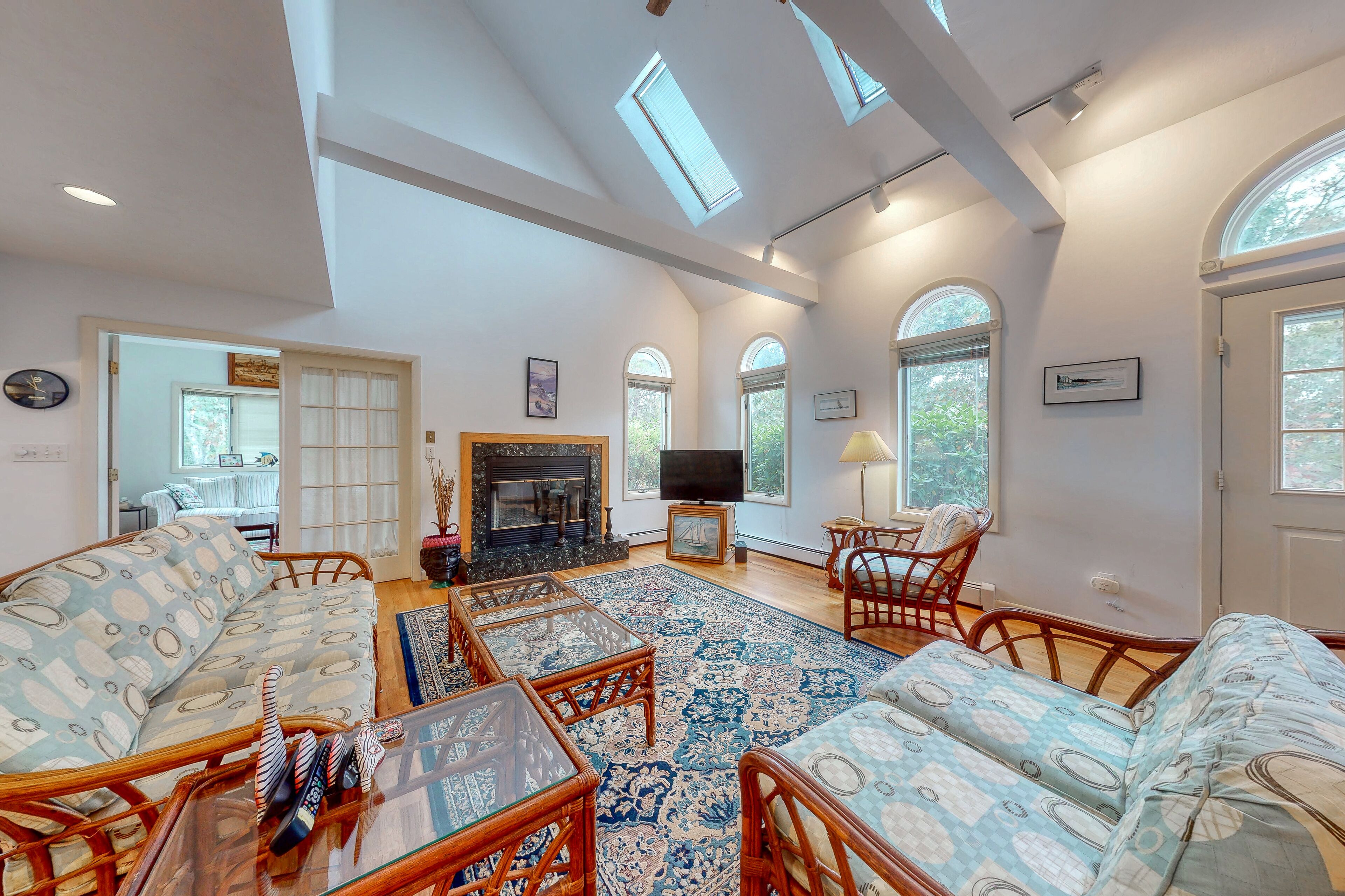 Gorgeous two-level home w/free WiFi, washer/dryer, full kitchen - near beaches!