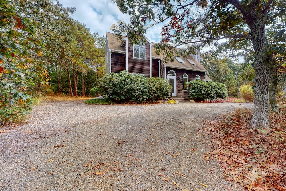 Gorgeous two-level home w/free WiFi, washer/dryer, full kitchen - near beaches!