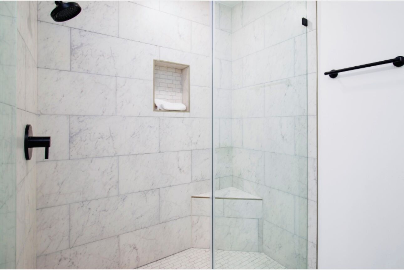 Ensemble douche/baignoire, sèche-cheveux, serviettes fournies