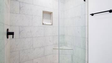 Ensemble douche/baignoire, sĂšche-cheveux, serviettes fournies