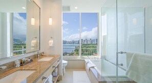 Signature Room, 1 King Bed, Ocean View | Bathroom - Kaimana Beach Hotel (Honolulu)