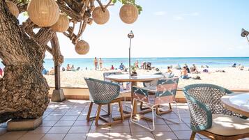 Se sirven desayunos, almuerzos y cenas; con vista a la playa