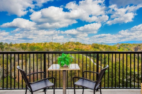 Location, location, location! 2br/2bath condo in the heart of Pigeon Forge