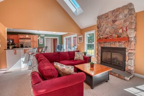 Smart TV, chimenea, videojuegos y reproductor de DVD 