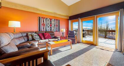Inviting mountain condo w/private sauna, deck, mtn views, & shared hot tub/pool