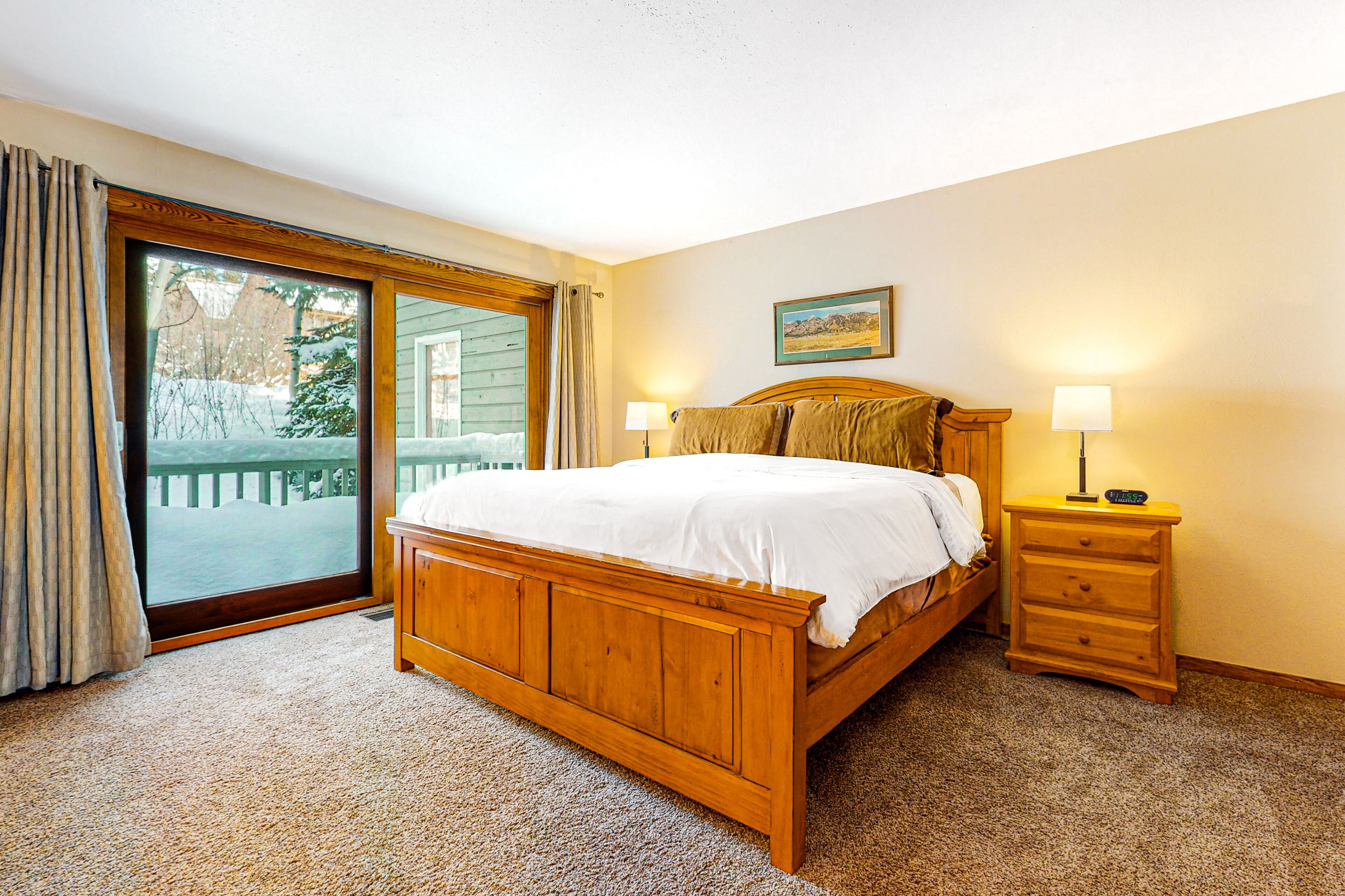 4 bedrooms, iron/ironing board, internet, bed sheets