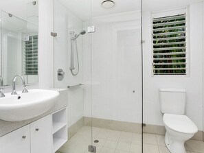 Shower, hair dryer, towels, soap - Ground Floor Poolside LUX Apt - Peppers Beach Club, w/Kitchen & Terrace Balcony (Palm Cove)