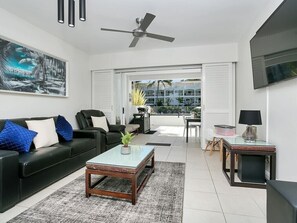 Smart TV, stereo - Ground Floor Poolside LUX Apt - Peppers Beach Club, w/Kitchen & Terrace Balcony (Palm Cove)