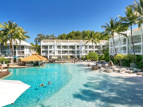 Ground Floor Poolside LUX Apt - Peppers Beach Club, w/Kitchen & Terrace Balcony