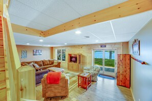 TV, fireplace - Gorgeous Lakefront Home with a Fire Pit, Two Living Areas, and a Sunroom (Chestertown)