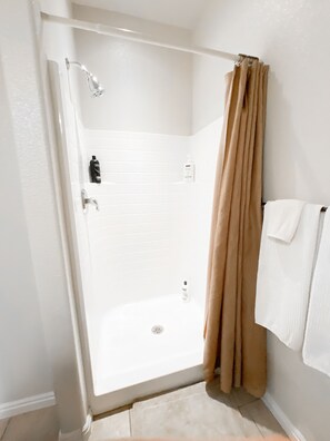 Ducha y bañera combinadas, secador de pelo, toallas y jabón