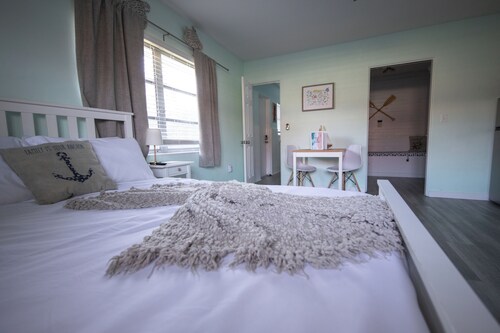 Centrally Located Charming Beach Suite in Sarasota