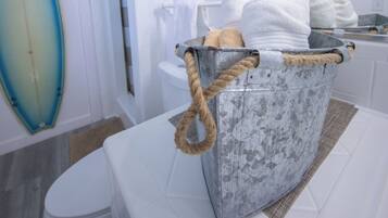 Ducha, secador de pelo, toallas, jabón