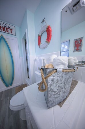 Douche, sèche-cheveux, serviettes fournies, savon