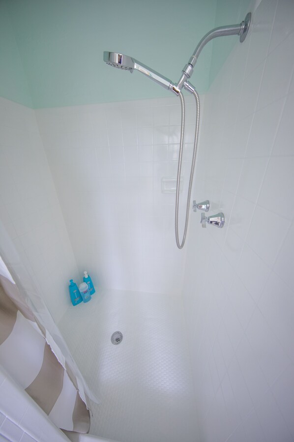 Douche, sèche-cheveux, serviettes fournies, savon